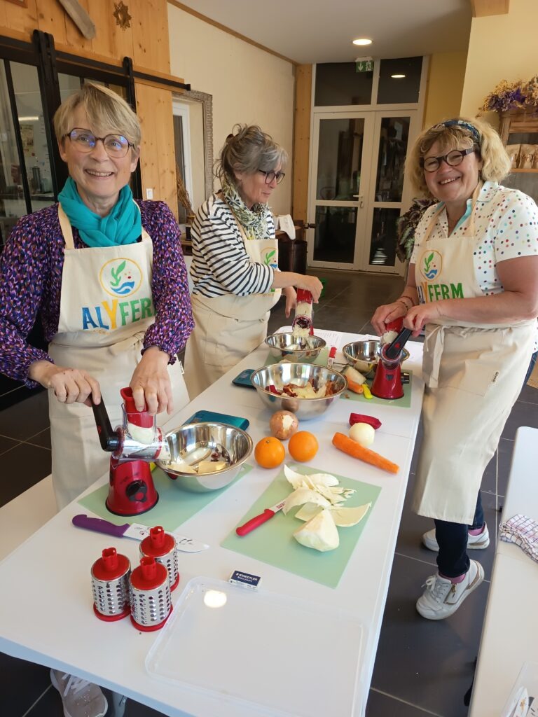 Femmes écoutant le principe de la lactofermentation à Fécamp en Normandie lors d'un atelier animé par alyferm