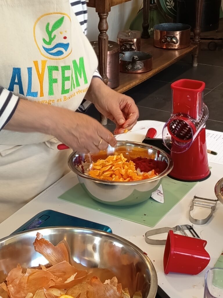 participant préparant les légumes, lors d'un atelier de lactofermentation à Fécamp au coup de pâte d'isa animé par alyferm le 27 avril 2026