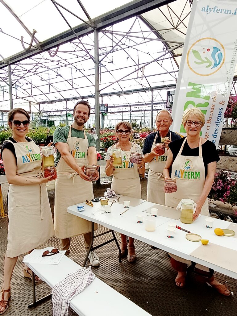 Hommes et femmes présentant leur préparation de bocaux lactofermentés fait pendant un atelier animé par alyferm à Fécamp Normandie