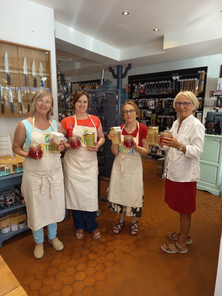 Femmes présentant leur préparation de bocaux lactofermentés fait pendant un atelier animé par alyferm à Fécamp Normandie